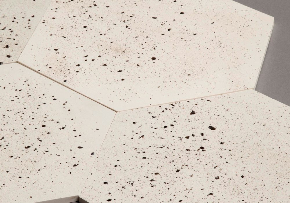 bajo platos de diseño hexagonales de porcelana y piedra