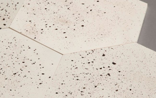 bajo platos de diseño hexagonales de porcelana y piedra