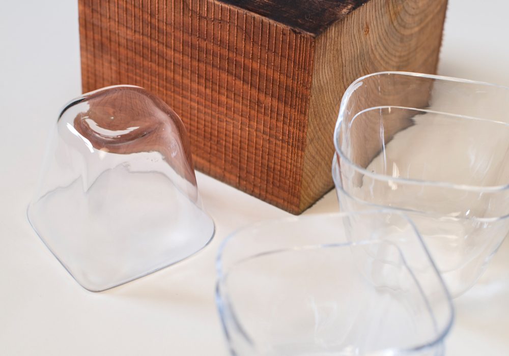 vasos de vidrio soplado y molde de madera