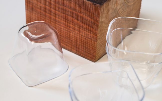 vasos de vidrio soplado y molde de madera