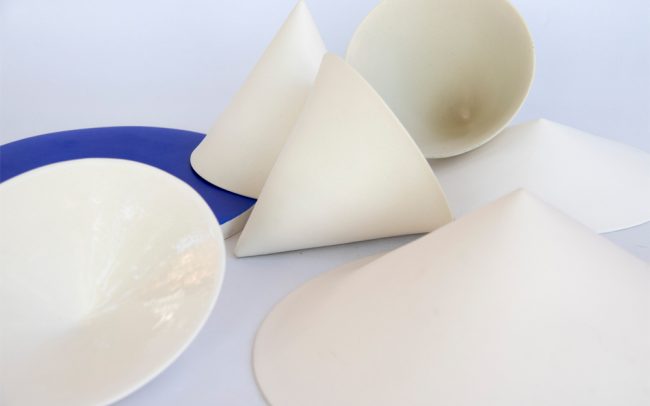 detalle de colección de plato conos en porcelana