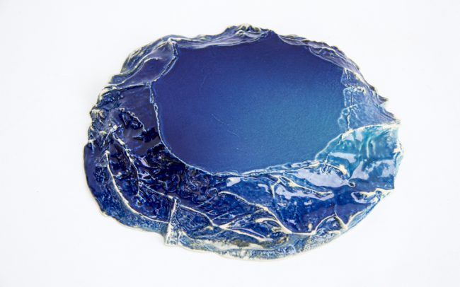 colección de plato en porcelana esmaltada imitando al mar mediterraneo