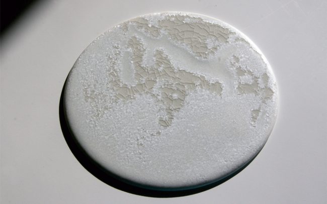 colección de plato en porcelana y esmalte cristalino