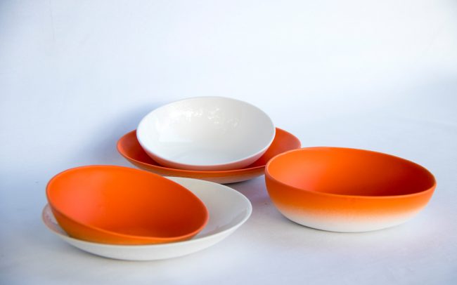 colección de platos esmaltados en degradado en naranja y blanco