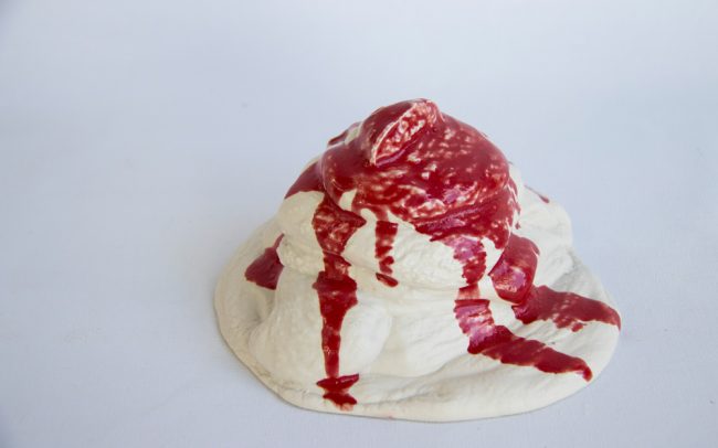 plato con forma de helado en porcelana esmaltada en rojo