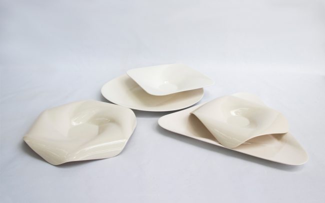 collection de platos en porcelana blancos