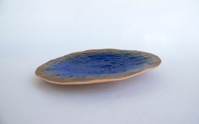 plato de terracota esmaltado en azul cobalto