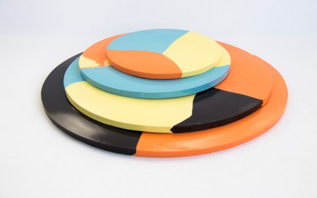 colección de platos y bajo platos circulares esmaltados en porcelana y apilados
