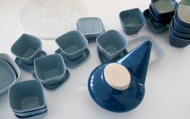colección de cuencos, platos, cafetera y tazas de cafe en porcelana azules